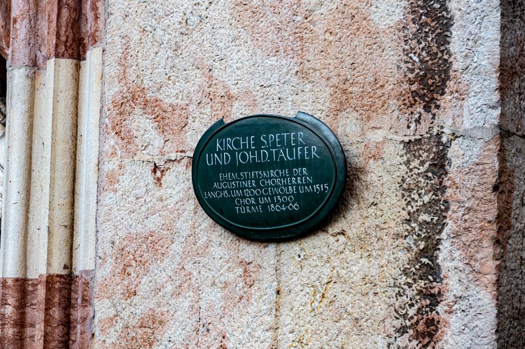 Königliches Schloss - Berchtesgaden - An der Stiftskirche S. Peter und Johannes den Täufer hängt ein Schild und man erfährt die Baujahre: um 1200 entstand das Langhs. (wobei wir leider nicht sagen können, was das heißt), um 1515 das Gewölbe, der Chor um 1300 und die Türme zwischen 1864-1866.  - © alpintreff.de - Christian Schön